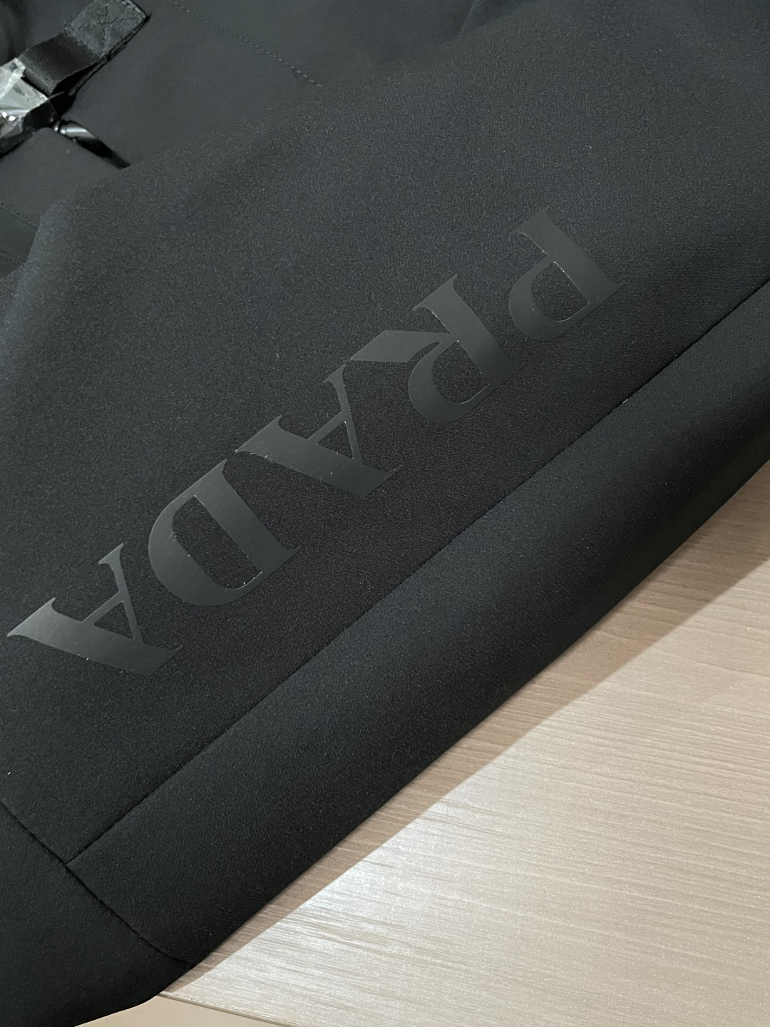 Prad 贸易公司订单！2026ss秋冬新品 官网同步 超有型 简洁舒适的羽绒服定制最高等90白鸭绒防钻绒面料、蓬松度极