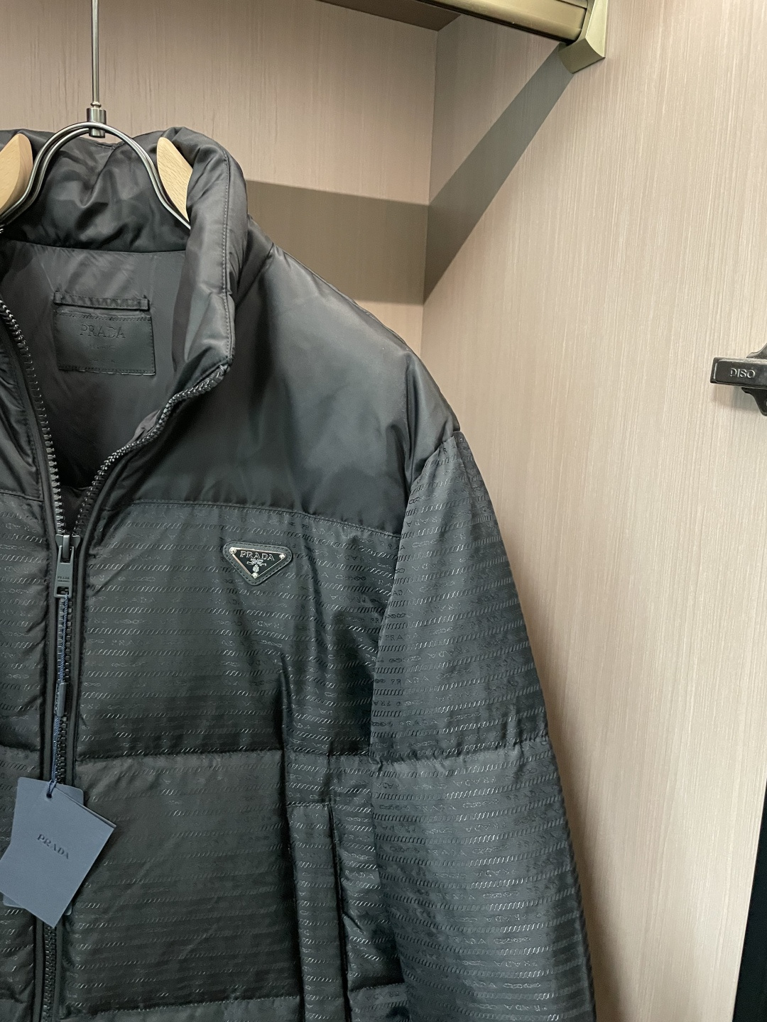 Prad 贸易公司订单！2026ss秋冬新品 官网同步 超有型 简洁舒适的羽绒服定制最高等90白鸭绒防钻绒面料、蓬松度极