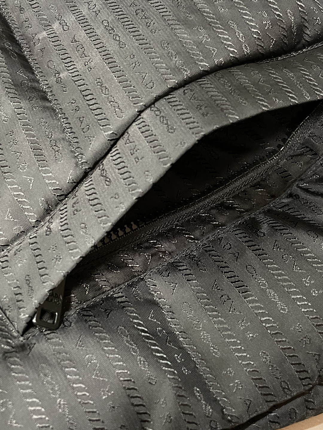 Prad 贸易公司订单！2026ss秋冬新品 官网同步 超有型 简洁舒适的羽绒服定制最高等90白鸭绒防钻绒面料、蓬松度极