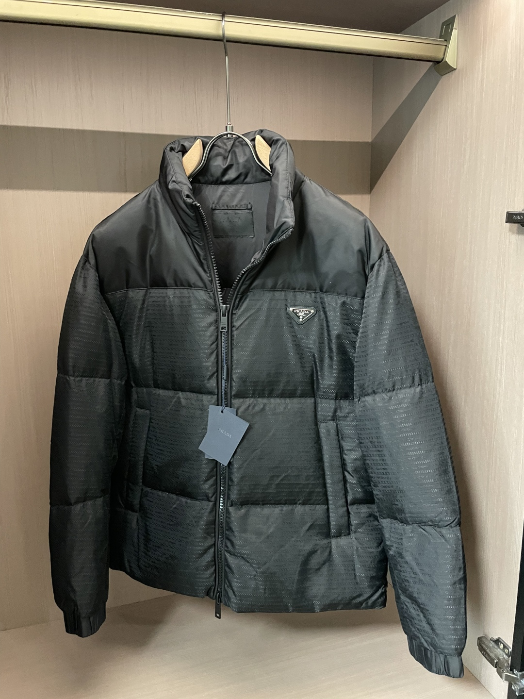 Prad 贸易公司订单！2026ss秋冬新品 官网同步 超有型 简洁舒适的羽绒服定制最高等90白鸭绒防钻绒面料、蓬松度极