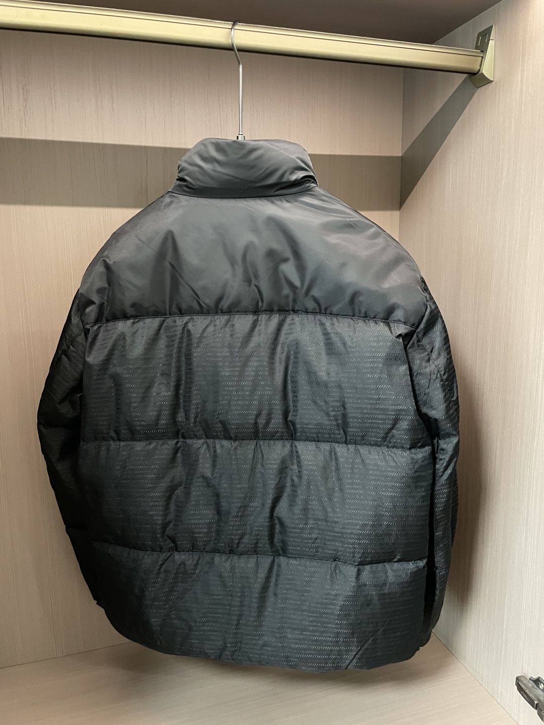 Prad 贸易公司订单！2026ss秋冬新品 官网同步 超有型 简洁舒适的羽绒服定制最高等90白鸭绒防钻绒面料、蓬松度极