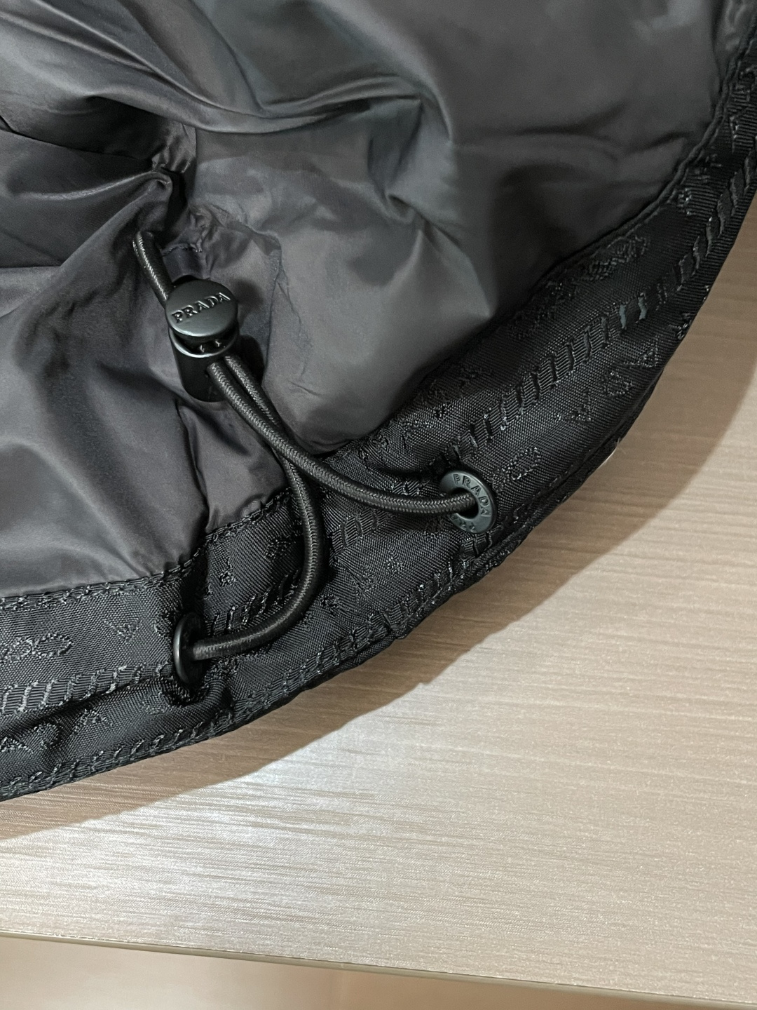 Prad 贸易公司订单！2026ss秋冬新品 官网同步 超有型 简洁舒适的羽绒服定制最高等90白鸭绒防钻绒面料、蓬松度极