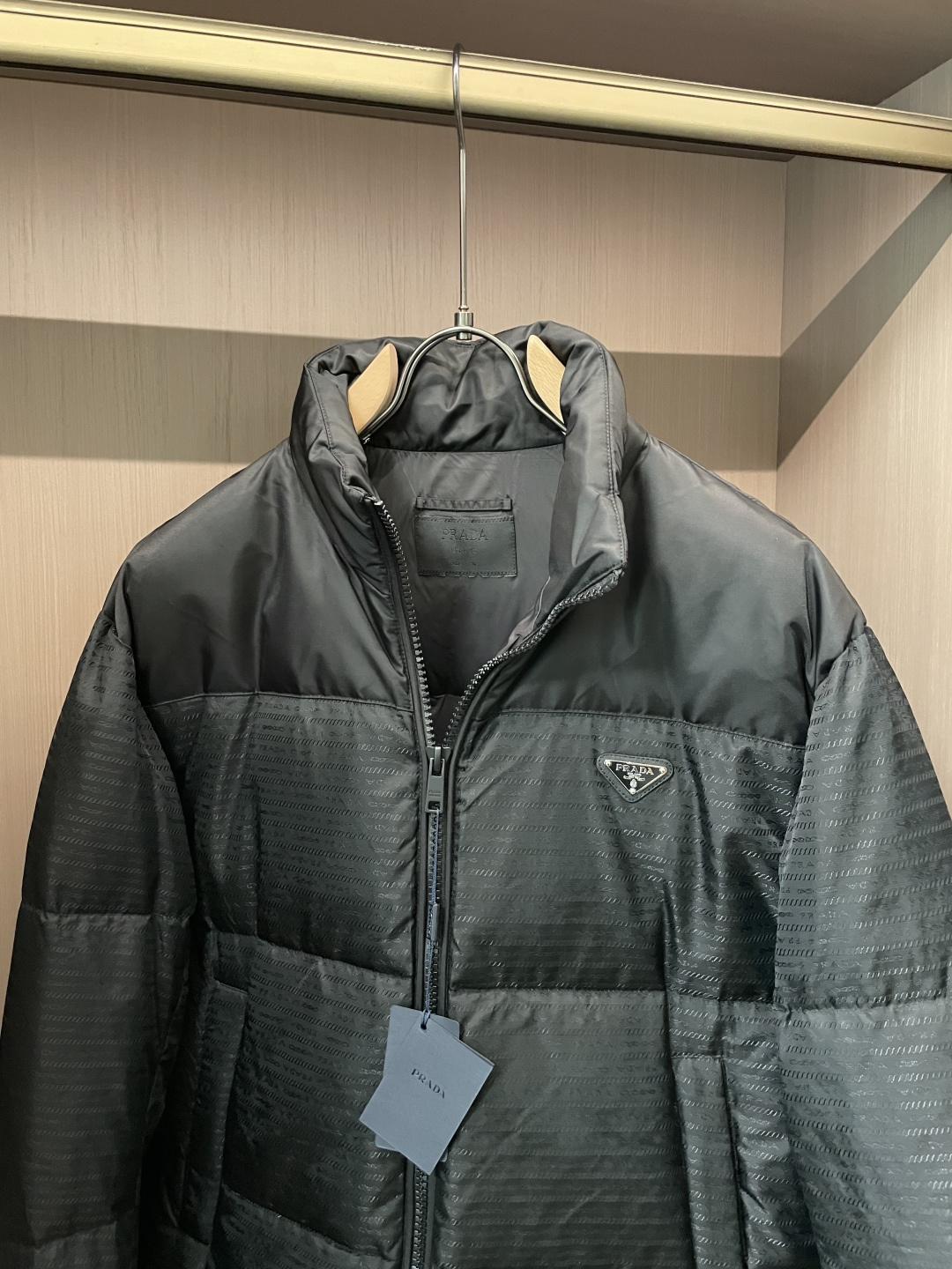 Prad 贸易公司订单！2026ss秋冬新品 官网同步 超有型 简洁舒适的羽绒服定制最高等90白鸭绒防钻绒面料、蓬松度极
