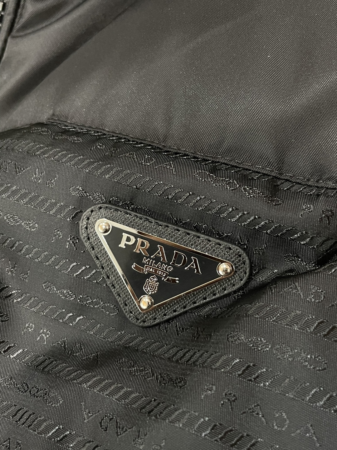 Prad 贸易公司订单！2026ss秋冬新品 官网同步 超有型 简洁舒适的羽绒服定制最高等90白鸭绒防钻绒面料、蓬松度极