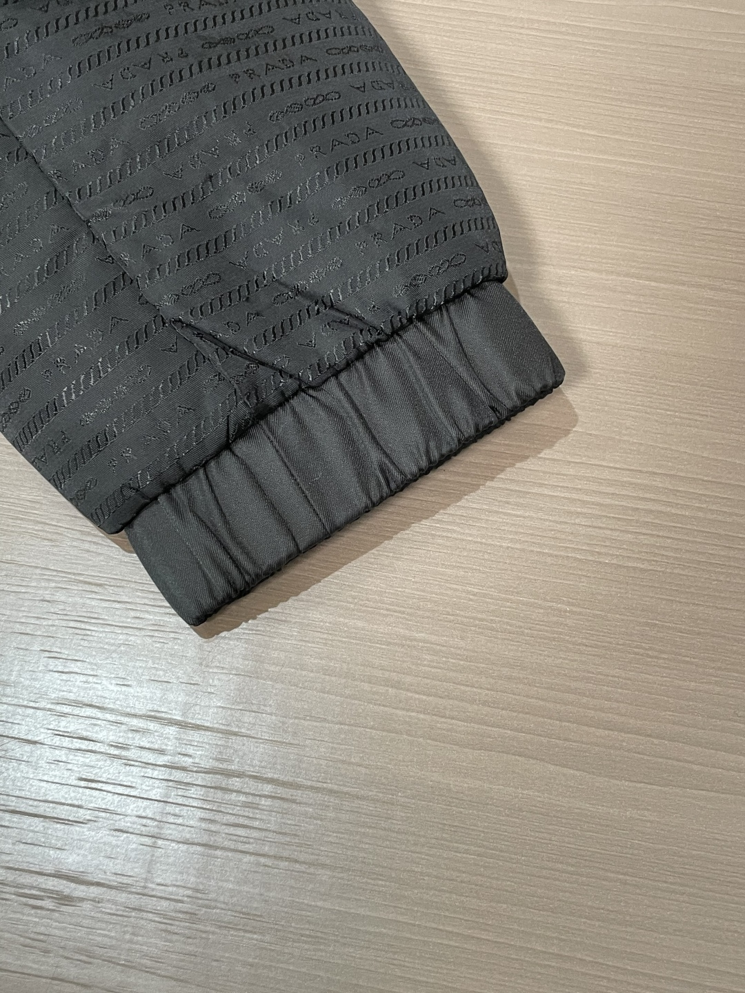 Prad 贸易公司订单！2026ss秋冬新品 官网同步 超有型 简洁舒适的羽绒服定制最高等90白鸭绒防钻绒面料、蓬松度极