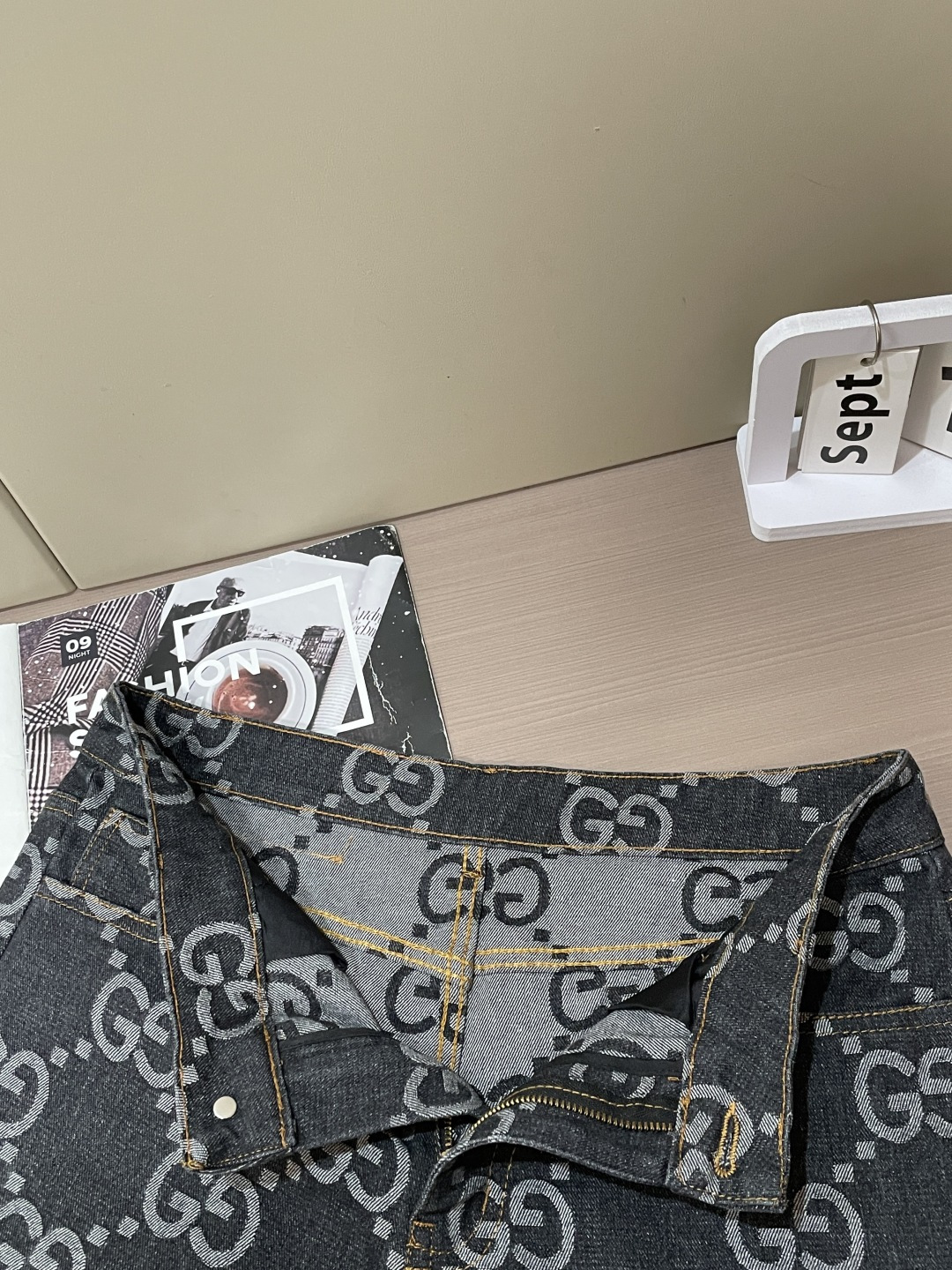 Gucc  专柜最新同款牛仔裤 面料版型做工绝绝子 好穿不挑身材在搭配上没有太多的限制 随意简洁的衬托其他单品，来展现自