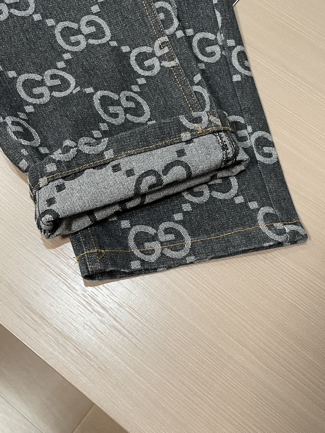 Gucc  专柜最新同款牛仔裤 面料版型做工绝绝子 好穿不挑身材在搭配上没有太多的限制 随意简洁的衬托其他单品，来展现自