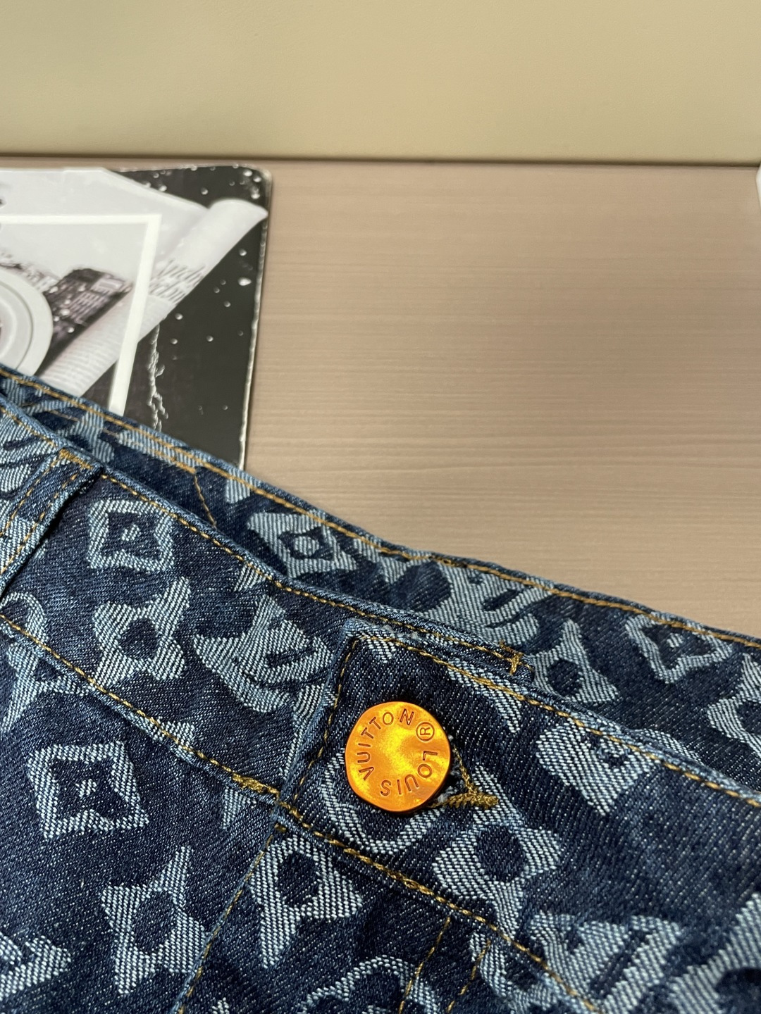 Lv 专柜最新同款牛仔裤 面料版型做工绝绝子 好穿不挑身材在搭配上没有太多的限制 随意简洁的衬托其他单品,来展现自己的风 Lv 专柜最新同款牛仔裤 面料版型做工绝绝子 好穿不挑身材在搭配上没有太多的限制 随意简洁的衬托其他单品,来展现自己的风