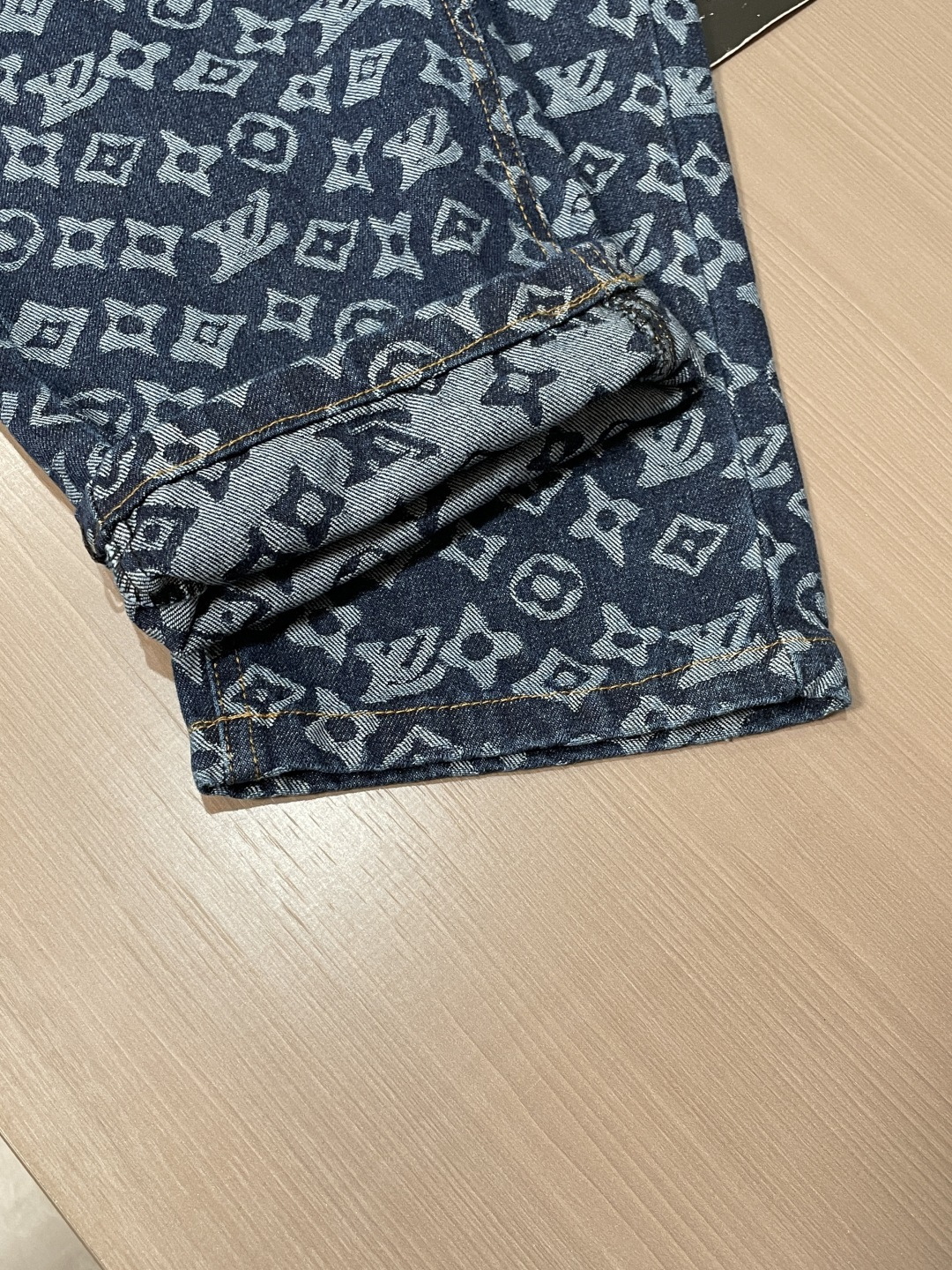 Lv 专柜最新同款牛仔裤 面料版型做工绝绝子 好穿不挑身材在搭配上没有太多的限制 随意简洁的衬托其他单品,来展现自己的风 Lv 专柜最新同款牛仔裤 面料版型做工绝绝子 好穿不挑身材在搭配上没有太多的限制 随意简洁的衬托其他单品,来展现自己的风