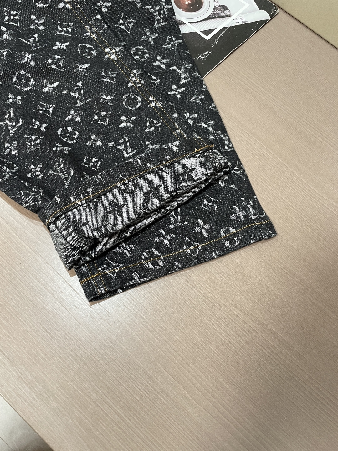 Lv 专柜最新同款牛仔裤 面料版型做工绝绝子 好穿不挑身材在搭配上没有太多的限制 随意简洁的衬托其他单品,来展现自己的风 Lv 专柜最新同款牛仔裤 面料版型做工绝绝子 好穿不挑身材在搭配上没有太多的限制 随意简洁的衬托其他单品,来展现自己的风