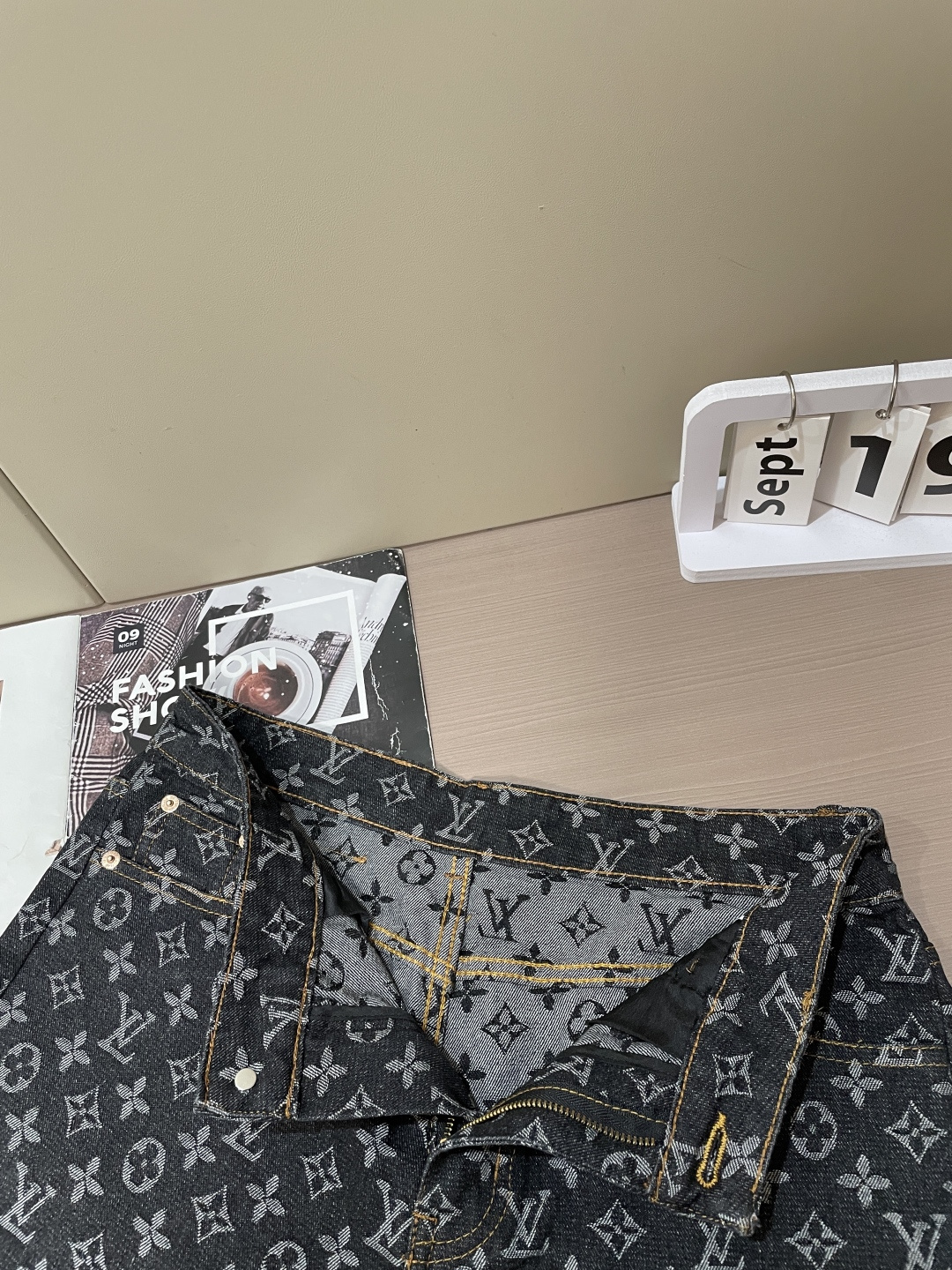 Lv 专柜最新同款牛仔裤 面料版型做工绝绝子 好穿不挑身材在搭配上没有太多的限制 随意简洁的衬托其他单品,来展现自己的风 Lv 专柜最新同款牛仔裤 面料版型做工绝绝子 好穿不挑身材在搭配上没有太多的限制 随意简洁的衬托其他单品,来展现自己的风