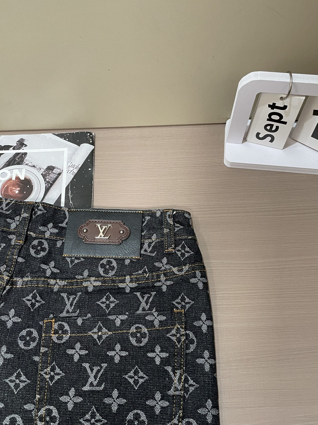 Lv 专柜最新同款牛仔裤 面料版型做工绝绝子 好穿不挑身材在搭配上没有太多的限制 随意简洁的衬托其他单品,来展现自己的风 Lv 专柜最新同款牛仔裤 面料版型做工绝绝子 好穿不挑身材在搭配上没有太多的限制 随意简洁的衬托其他单品,来展现自己的风