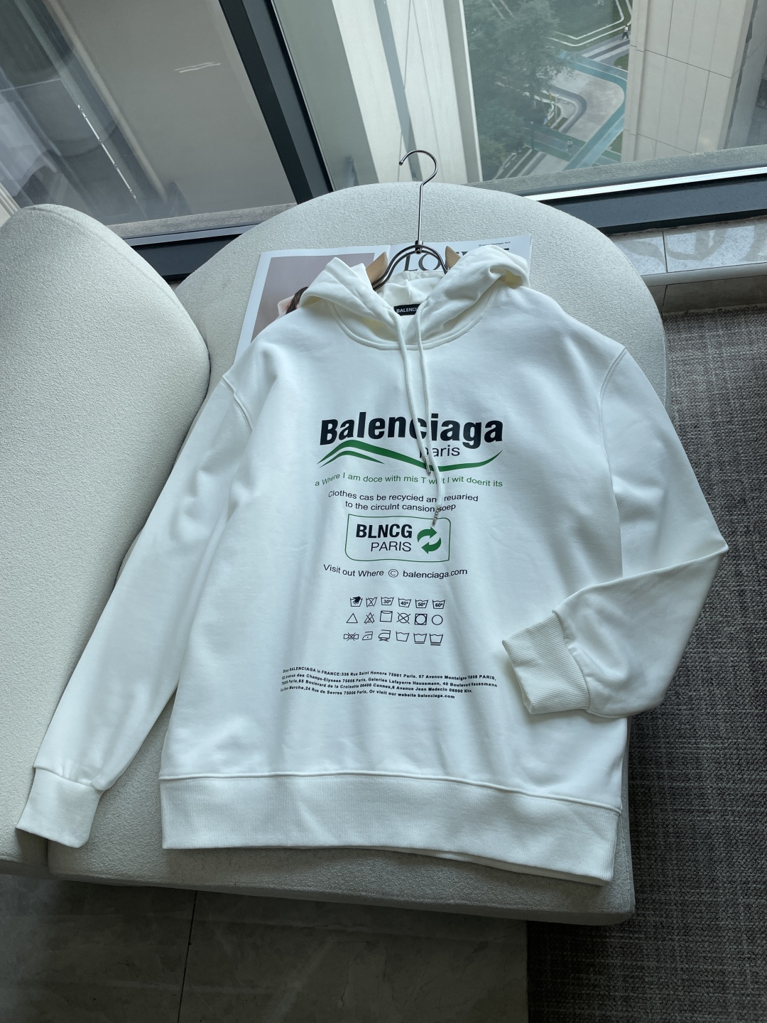 巴黎 26秋冬连帽卫衣，420g高克重面料，拿到手就能感受到扎实垂感✨ 不易软塌变形，oversize宽松落肩版型 经典