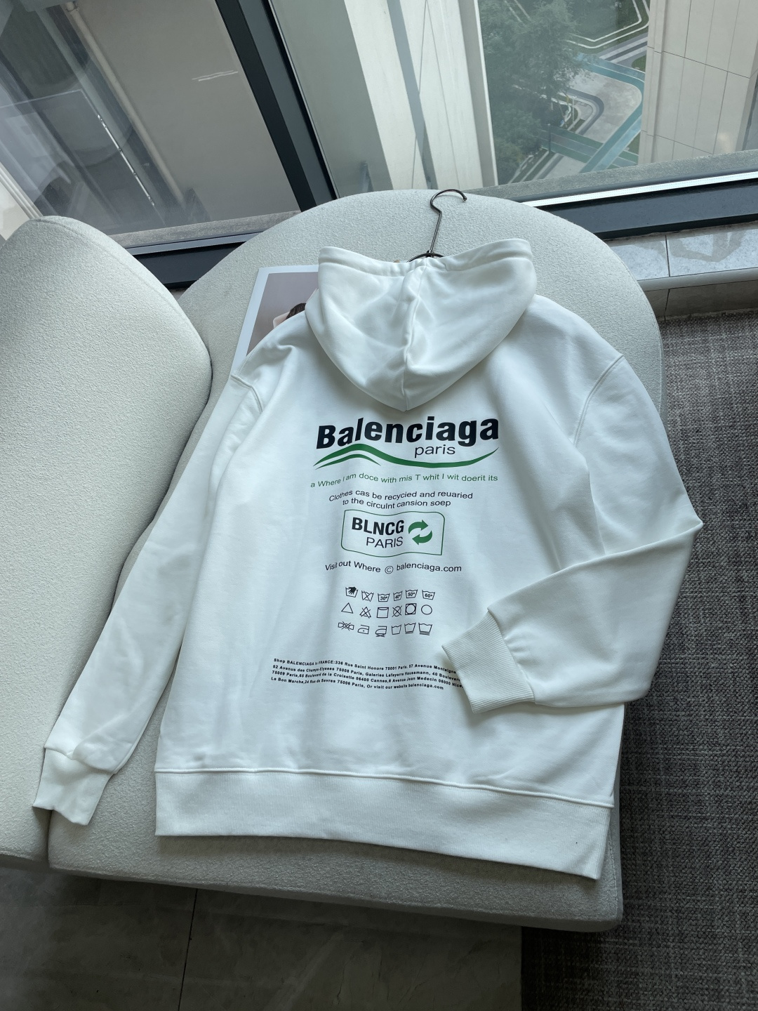 巴黎 26秋冬连帽卫衣，420g高克重面料，拿到手就能感受到扎实垂感✨ 不易软塌变形，oversize宽松落肩版型 经典