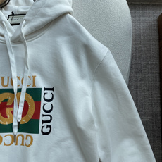 Gucc 26秋冬连帽卫衣,420g高克重面料,拿到手就能感受到扎实垂感✨ 不易软塌变形,oversize宽松落肩版型 Gucc 26秋冬连帽卫衣,420g高克重面料,拿到手就能感受到扎实垂感✨ 不易软塌变形,oversize宽松落肩版型