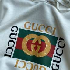 Gucc 26秋冬连帽卫衣,420g高克重面料,拿到手就能感受到扎实垂感✨ 不易软塌变形,oversize宽松落肩版型 Gucc 26秋冬连帽卫衣,420g高克重面料,拿到手就能感受到扎实垂感✨ 不易软塌变形,oversize宽松落肩版型