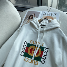 Gucc 26秋冬连帽卫衣,420g高克重面料,拿到手就能感受到扎实垂感✨ 不易软塌变形,oversize宽松落肩版型 Gucc 26秋冬连帽卫衣,420g高克重面料,拿到手就能感受到扎实垂感✨ 不易软塌变形,oversize宽松落肩版型