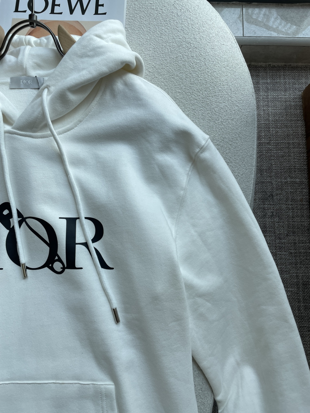 Dior 26秋冬连帽卫衣,420g高克重面料,拿到手就能感受到扎实垂感✨ 不易软塌变形,oversize宽松落肩版型 Dior 26秋冬连帽卫衣,420g高克重面料,拿到手就能感受到扎实垂感✨ 不易软塌变形,oversize宽松落肩版型