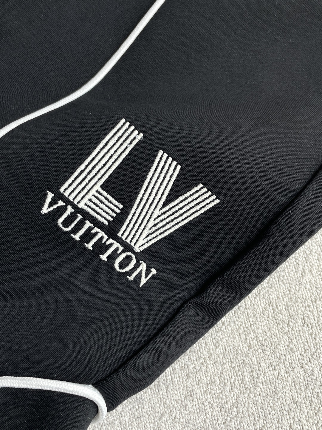Lv 2026秋冬最新休闲裤 潮人必备 版型超赞,能很好的修复各种腿型,非常个性!柔软排汗,舒适度极高。裤腿腰部订制松 Lv 2026秋冬最新休闲裤 潮人必备 版型超赞,能很好的修复各种腿型,非常个性!柔软排汗,舒适度极高。裤腿腰部订制松