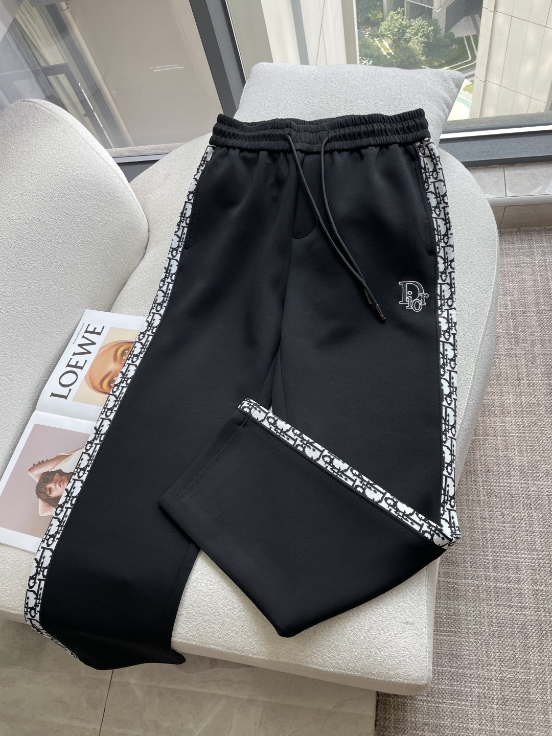Dior   2026秋冬最新休闲裤 潮人必备 版型超赞，能很好的修复各种腿型，非常个性！柔软排汗，舒适度极高。裤腿腰部