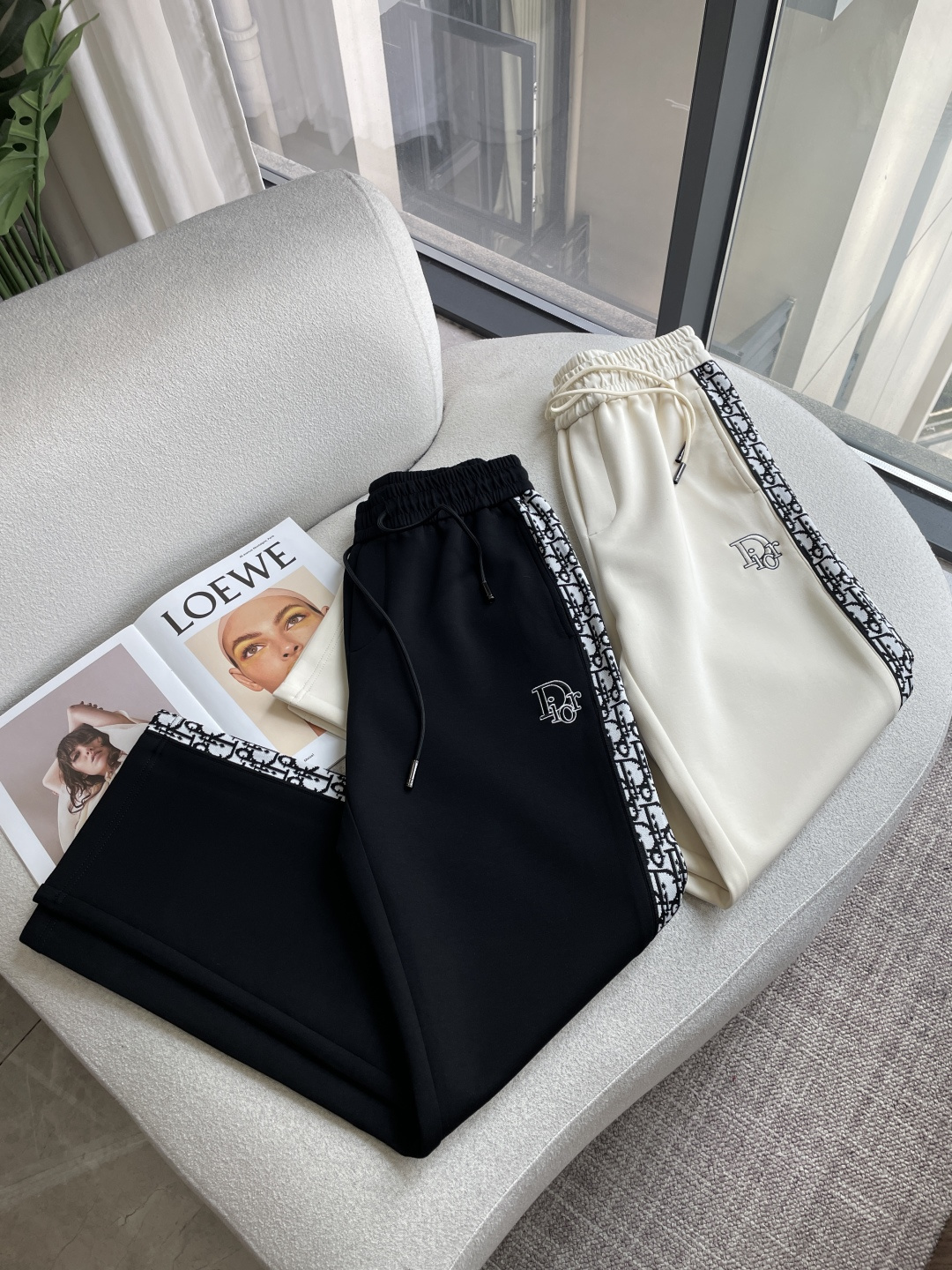 Dior   2026秋冬最新休闲裤 潮人必备 版型超赞，能很好的修复各种腿型，非常个性！柔软排汗，舒适度极高。裤腿腰部