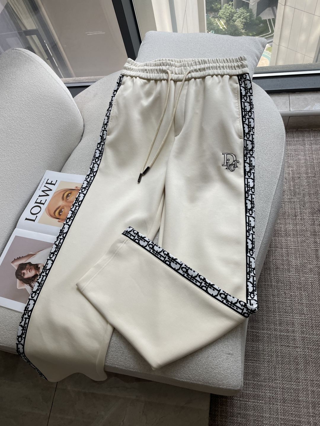 Dior   2026秋冬最新休闲裤 潮人必备 版型超赞，能很好的修复各种腿型，非常个性！柔软排汗，舒适度极高。裤腿腰部