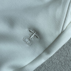 Dior 2026秋冬最新休闲裤 潮人必备 版型超赞,能很好的修复各种腿型,非常个性!柔软排汗,舒适度极高。裤腿腰部订制 Dior 2026秋冬最新休闲裤 潮人必备 版型超赞,能很好的修复各种腿型,非常个性!柔软排汗,舒适度极高。裤腿腰部订制