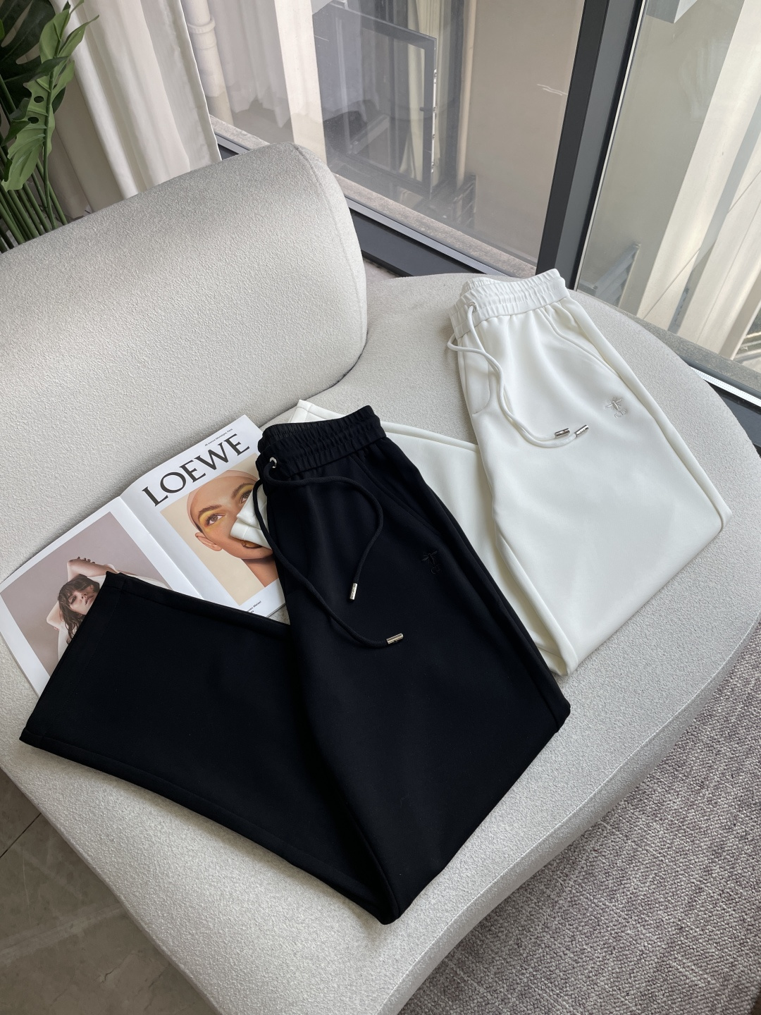 Dior 2026秋冬最新休闲裤 潮人必备 版型超赞,能很好的修复各种腿型,非常个性!柔软排汗,舒适度极高。裤腿腰部订制 Dior 2026秋冬最新休闲裤 潮人必备 版型超赞,能很好的修复各种腿型,非常个性!柔软排汗,舒适度极高。裤腿腰部订制