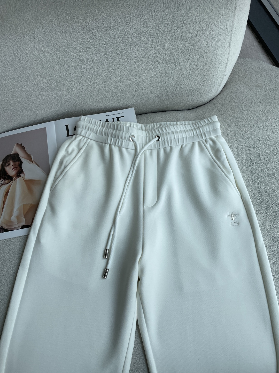 Dior 2026秋冬最新休闲裤 潮人必备 版型超赞,能很好的修复各种腿型,非常个性!柔软排汗,舒适度极高。裤腿腰部订制 Dior 2026秋冬最新休闲裤 潮人必备 版型超赞,能很好的修复各种腿型,非常个性!柔软排汗,舒适度极高。裤腿腰部订制