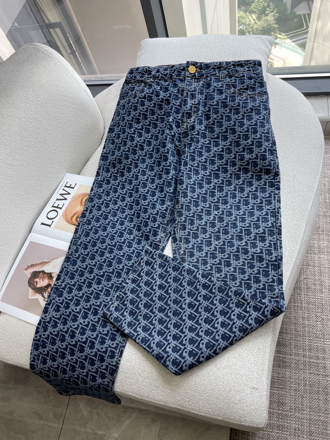 Dior 专柜最新同款牛仔裤 面料版型做工绝绝子 好穿不挑身材在搭配上没有太多的限制 随意简洁的衬托其他单品，来展现自己
