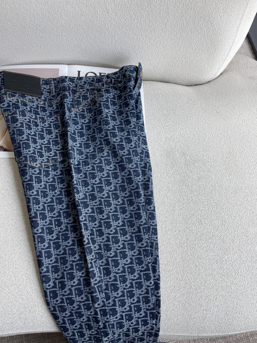Dior 专柜最新同款牛仔裤 面料版型做工绝绝子 好穿不挑身材在搭配上没有太多的限制 随意简洁的衬托其他单品，来展现自己