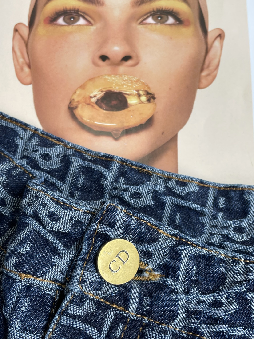 Dior 专柜最新同款牛仔裤 面料版型做工绝绝子 好穿不挑身材在搭配上没有太多的限制 随意简洁的衬托其他单品，来展现自己