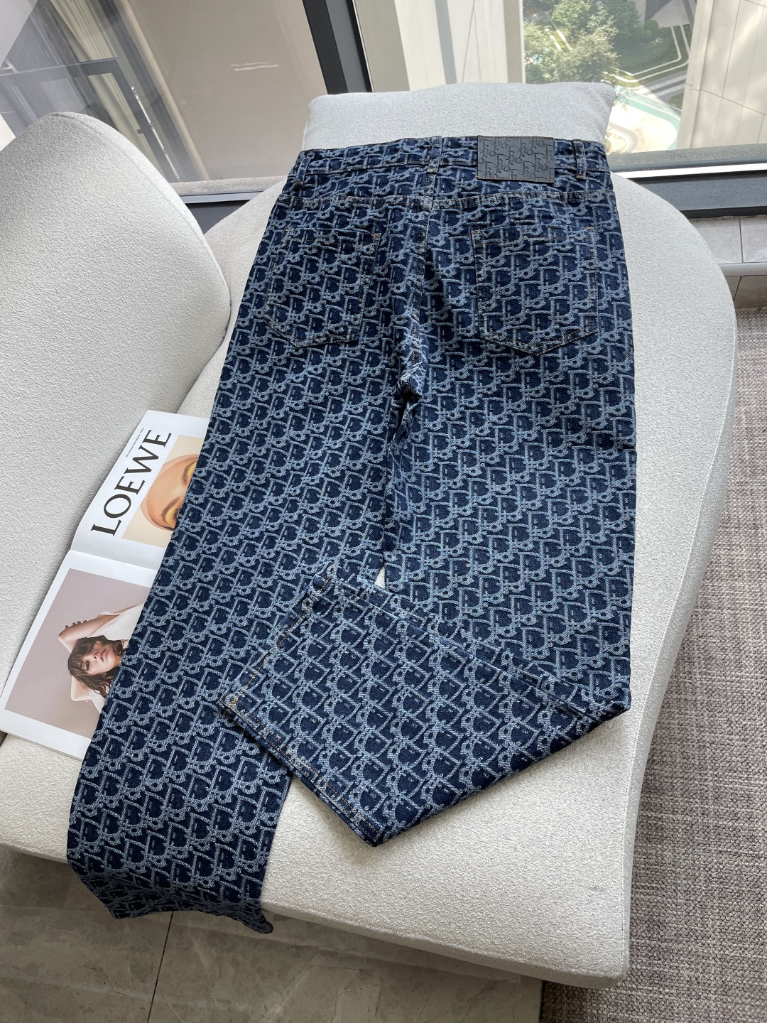 Dior 专柜最新同款牛仔裤 面料版型做工绝绝子 好穿不挑身材在搭配上没有太多的限制 随意简洁的衬托其他单品，来展现自己