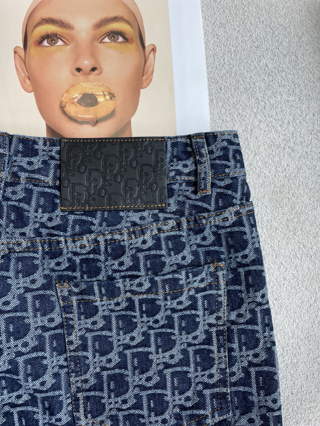 Dior 专柜最新同款牛仔裤 面料版型做工绝绝子 好穿不挑身材在搭配上没有太多的限制 随意简洁的衬托其他单品，来展现自己