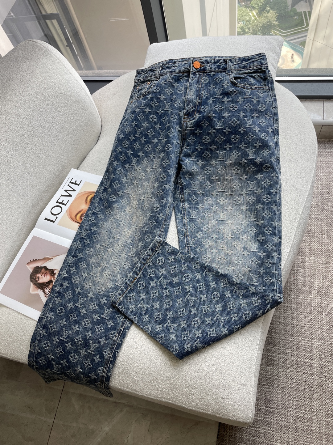Lv 专柜最新同款牛仔裤 面料版型做工绝绝子 好穿不挑身材在搭配上没有太多的限制 随意简洁的衬托其他单品，来展现自己的风