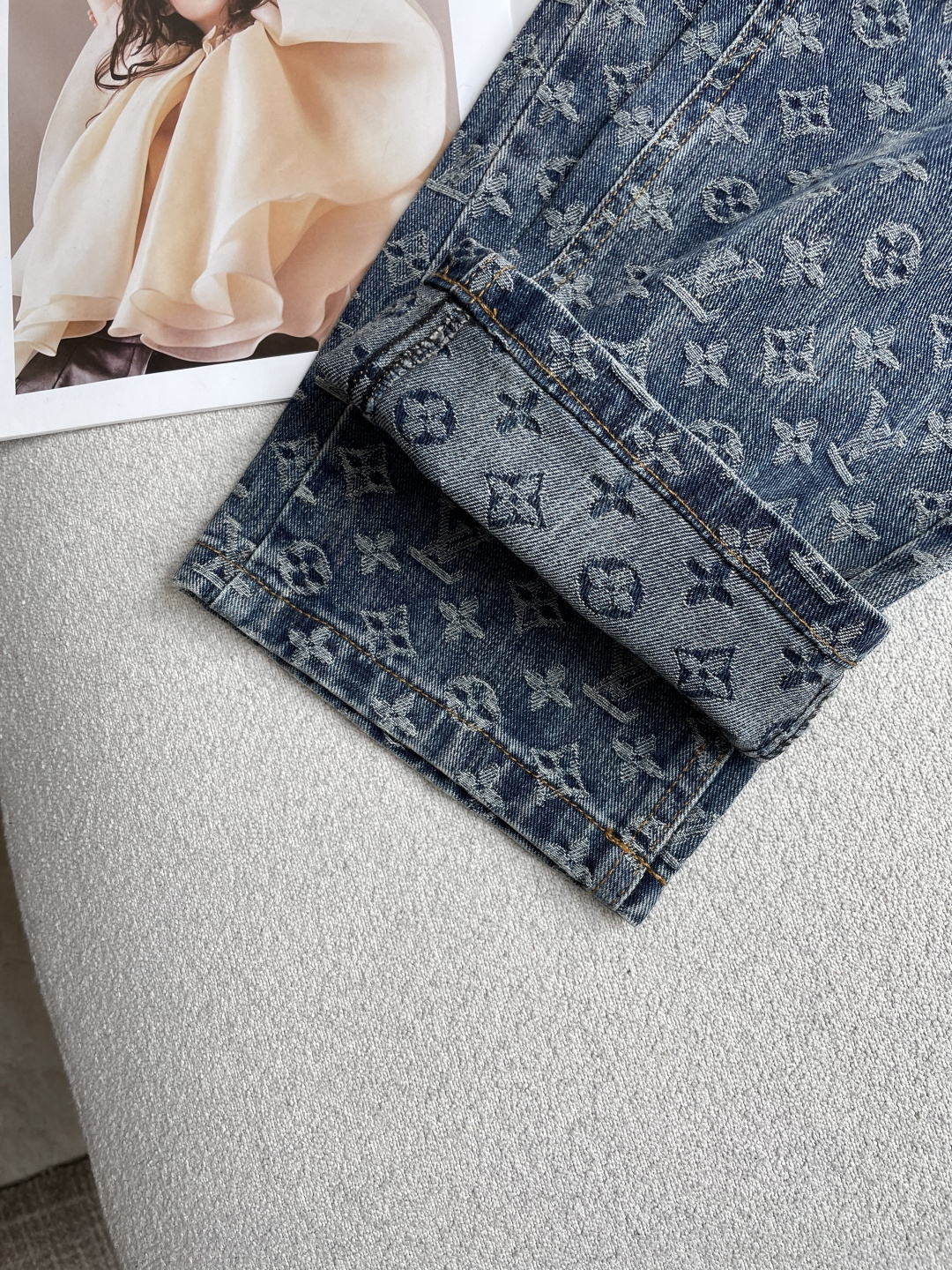 Lv 专柜最新同款牛仔裤 面料版型做工绝绝子 好穿不挑身材在搭配上没有太多的限制 随意简洁的衬托其他单品，来展现自己的风
