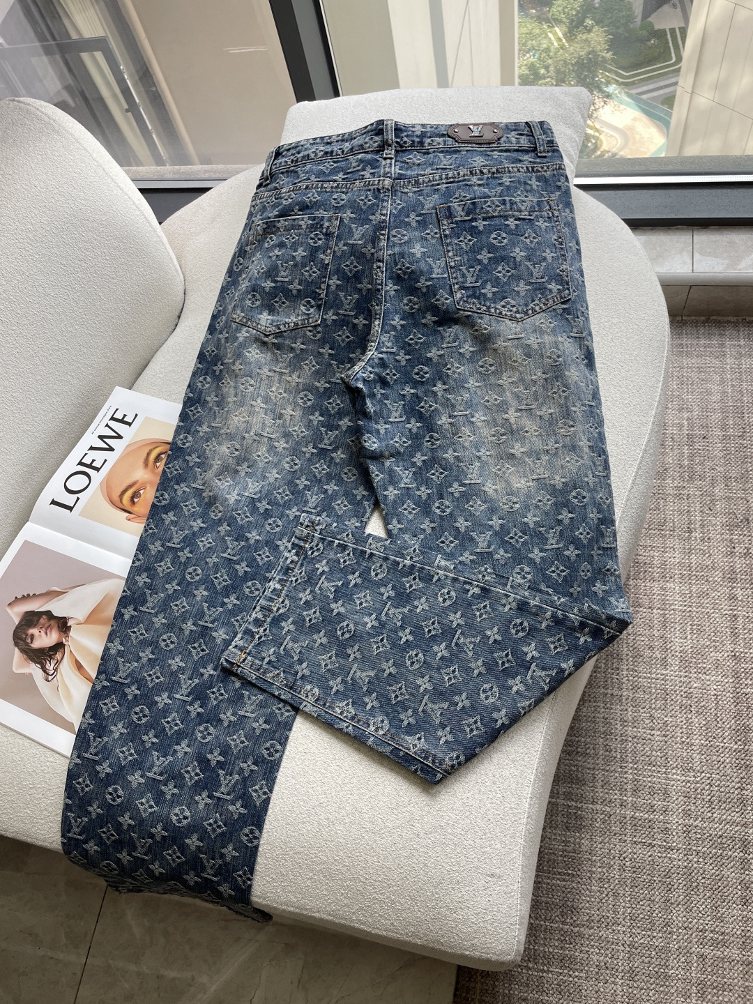 Lv 专柜最新同款牛仔裤 面料版型做工绝绝子 好穿不挑身材在搭配上没有太多的限制 随意简洁的衬托其他单品，来展现自己的风