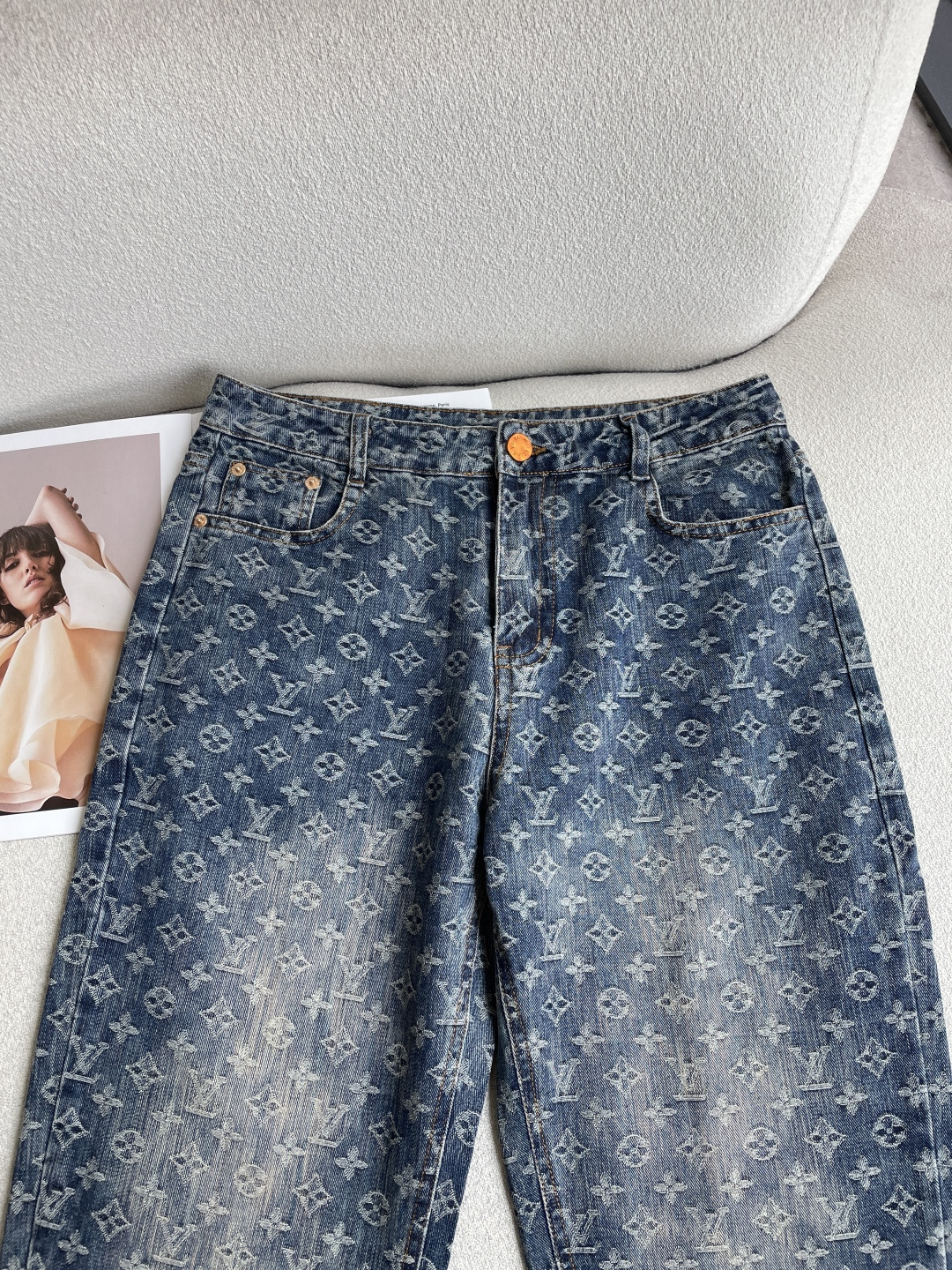 Lv 专柜最新同款牛仔裤 面料版型做工绝绝子 好穿不挑身材在搭配上没有太多的限制 随意简洁的衬托其他单品，来展现自己的风