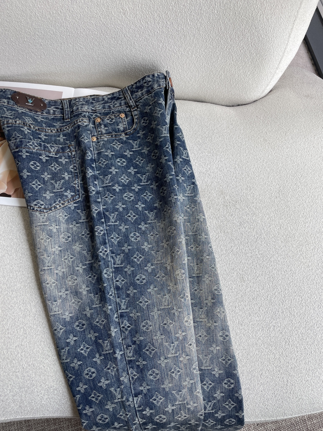 Lv 专柜最新同款牛仔裤 面料版型做工绝绝子 好穿不挑身材在搭配上没有太多的限制 随意简洁的衬托其他单品，来展现自己的风