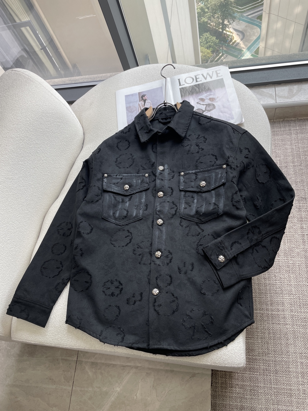 克罗心🔥🔥🔥新品水洗牛仔外套，采用定制高品质斜纹棉质水洗牛仔面料，纹理细腻，棉感自然，既有筋骨感又不失柔软，不挑人的经典