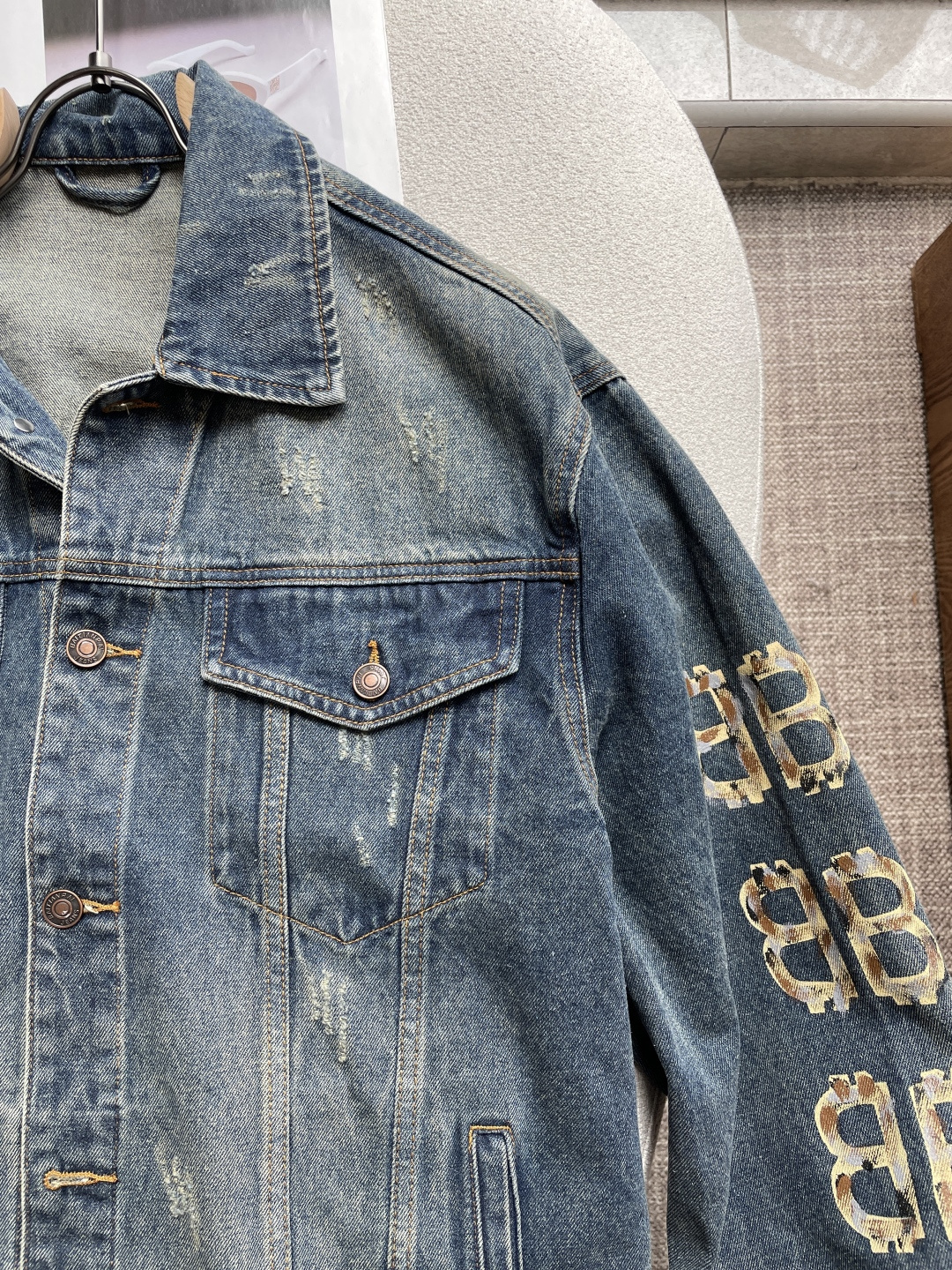 Balenciaga 巴黎世家,2026秋季最新款,专柜同步有售,原单狠货,爆款时尚休闲牛仔外套,进口原版面料,独特设计 Balenciaga 巴黎世家,2026秋季最新款,专柜同步有售,原单狠货,爆款时尚休闲牛仔外套,进口原版面料,独特设计