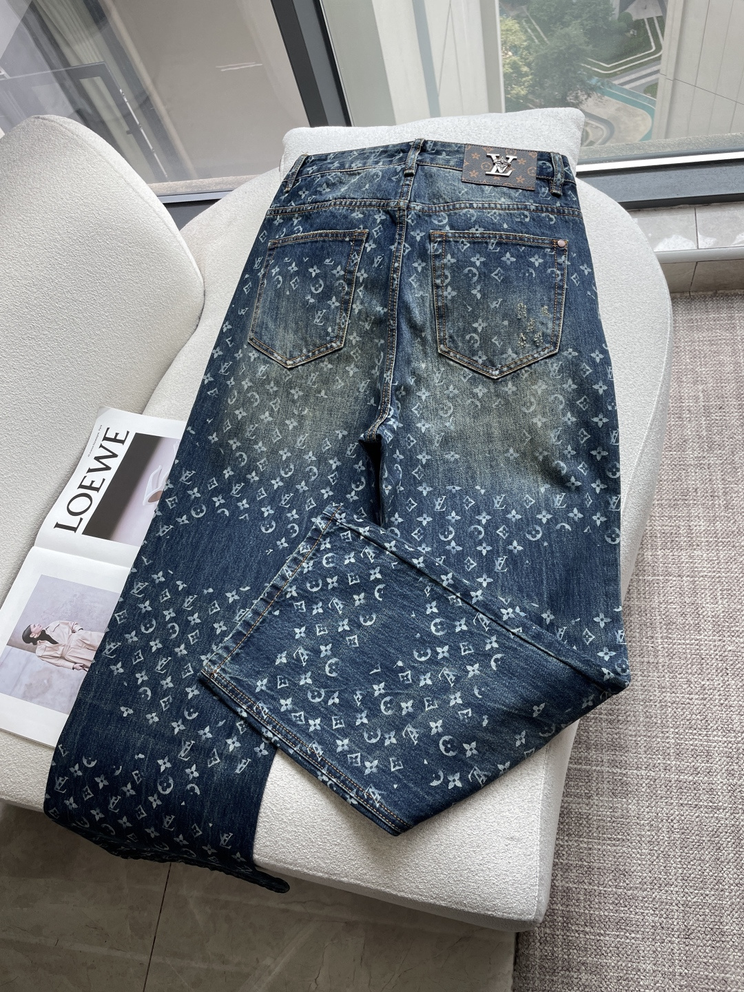 Lv 新款来袭🔥爆款新品 有售 实体店极品牛仔裤🐂原版好货，适合各个年龄段。市场最高版本的欧洲进口面料。简单阔腿裤，舒适