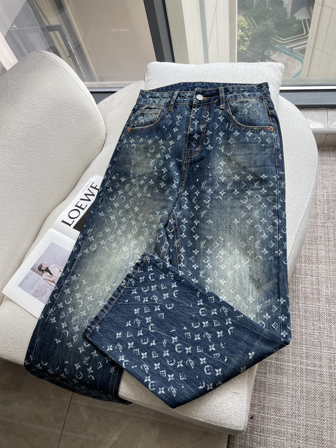 Lv 新款来袭🔥爆款新品 有售 实体店极品牛仔裤🐂原版好货，适合各个年龄段。市场最高版本的欧洲进口面料。简单阔腿裤，舒适