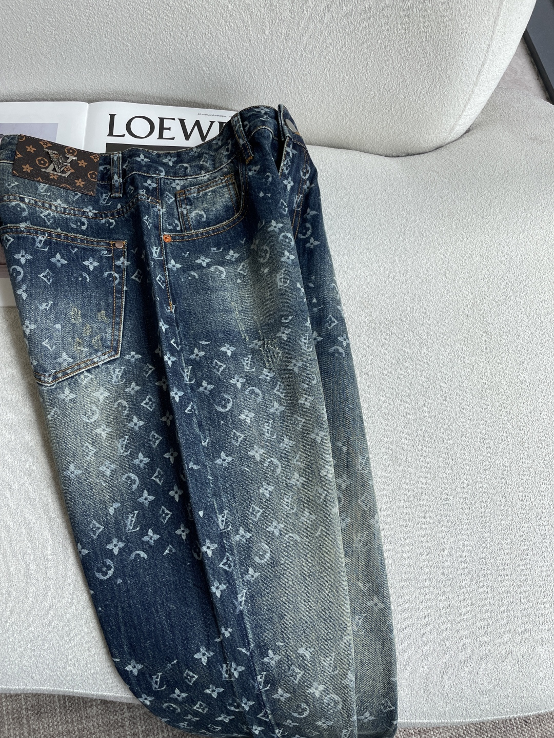 Lv 新款来袭🔥爆款新品 有售 实体店极品牛仔裤🐂原版好货，适合各个年龄段。市场最高版本的欧洲进口面料。简单阔腿裤，舒适
