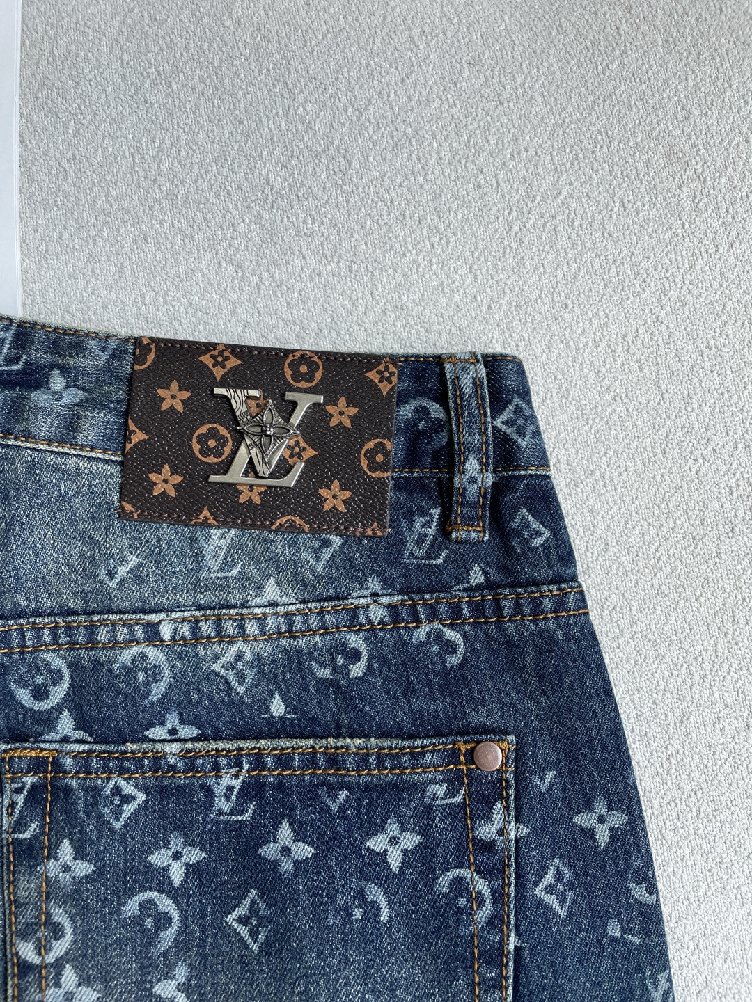 Lv 新款来袭🔥爆款新品 有售 实体店极品牛仔裤🐂原版好货，适合各个年龄段。市场最高版本的欧洲进口面料。简单阔腿裤，舒适