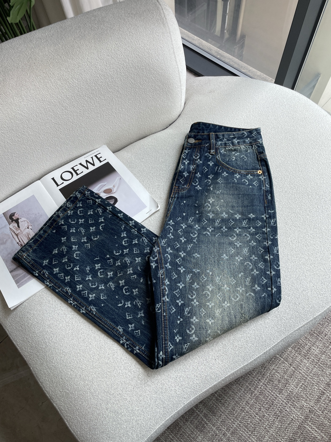 Lv 新款来袭🔥爆款新品 有售 实体店极品牛仔裤🐂原版好货，适合各个年龄段。市场最高版本的欧洲进口面料。简单阔腿裤，舒适