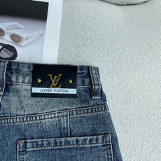 Lv 新款来袭🔥爆款新品 有售 实体店极品牛仔裤🐂原版好货,适合各个年龄段。市场最高版本的欧洲进口面料。简单阔腿裤,舒适 Lv 新款来袭🔥爆款新品 有售 实体店极品牛仔裤🐂原版好货,适合各个年龄段。市场最高版本的欧洲进口面料。简单阔腿裤,舒适