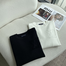 Lv 2026秋冬 高级定制 都市风十足 经典简约大气圆领打底针织毛衣。 采用进口羊毛混纺面料 柔软细腻 男人的衣柜都少 Lv 2026秋冬 高级定制 都市风十足 经典简约大气圆领打底针织毛衣。 采用进口羊毛混纺面料 柔软细腻 男人的衣柜都少