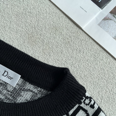 Dior 2026秋冬 高级定制 都市风十足 经典简约大气圆领打底针织毛衣。 采用进口羊毛混纺面料 柔软细腻 男人的衣柜 Dior 2026秋冬 高级定制 都市风十足 经典简约大气圆领打底针织毛衣。 采用进口羊毛混纺面料 柔软细腻 男人的衣柜
