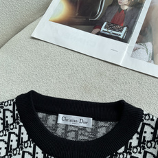 Dior 2026秋冬 高级定制 都市风十足 经典简约大气圆领打底针织毛衣。 采用进口羊毛混纺面料 柔软细腻 男人的衣柜 Dior 2026秋冬 高级定制 都市风十足 经典简约大气圆领打底针织毛衣。 采用进口羊毛混纺面料 柔软细腻 男人的衣柜